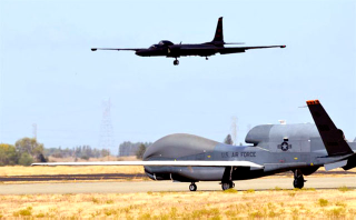 Illustration for article titled Lockheed Goes For Global Hawk's Feathers With Stealthy Optionally-Manned U-2